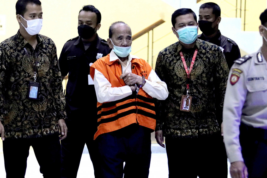 Annas Maamun sebelumnya dijemput paksa tim KPK dari kediamannya di Pekanbaru, Riau, lantaran dianggap tidak kooperatif.