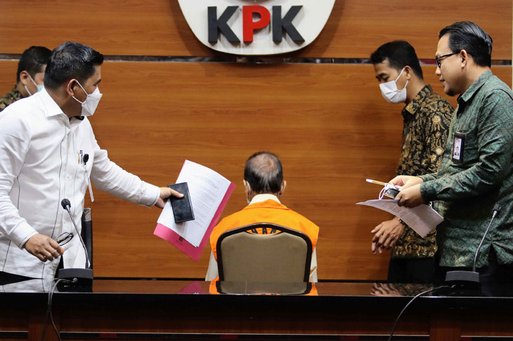 Tersangka Annas Maamun, (rompi tahanan) mantan Gubernur Riau periode 2014-2019 saat konferensi pers penetapan tersangka baru di Gedung KPK, Jakarta, Rabu, 30 Maret 2022.