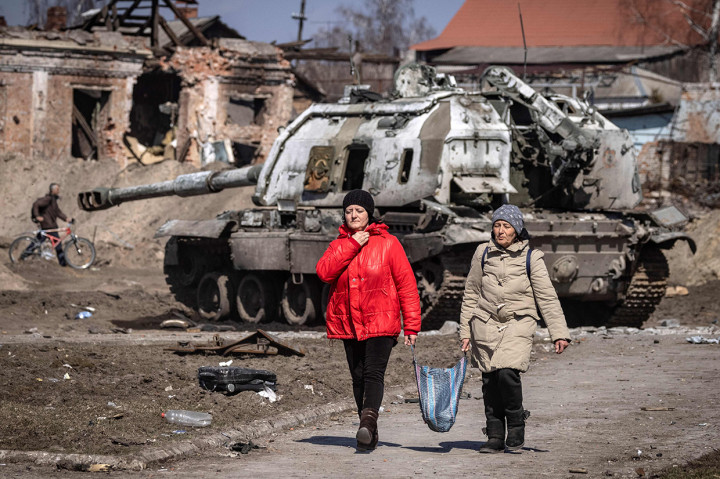 Ukraina mengatakan pada 26 Maret 2022 pasukannya telah merebut kembali kota Trostianets, dekat perbatasan Rusia, salah satu kota pertama yang jatuh di bawah Kontrol Moskow dalam invasi selama sebulan.
