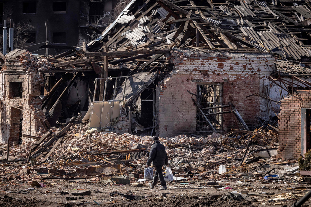 Tembakan udara juga turut menghancurkan bangunan yang ada.