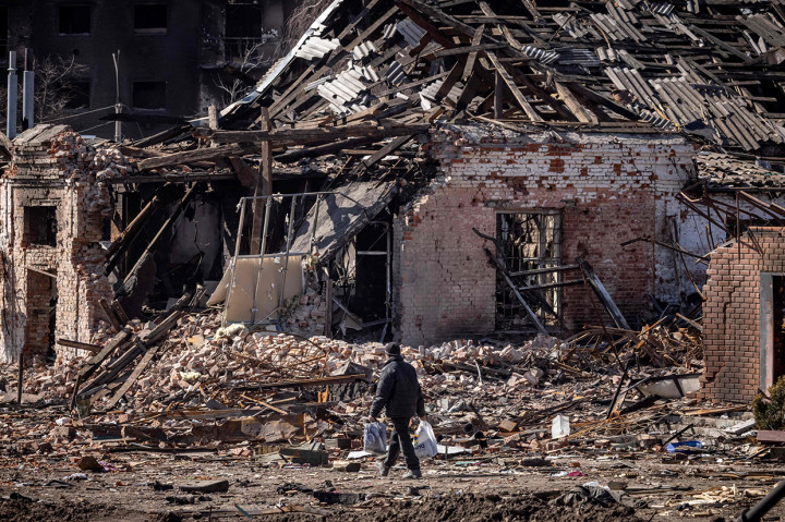 Tembakan udara juga turut menghancurkan bangunan yang ada.