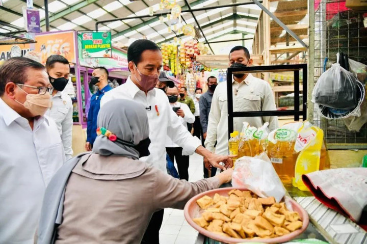 Presiden Joko Widodo (Jokowi) mengecek harga dan ketersediaan bahan kebutuhan pokok masyarakat di sejumlah pasar tradisional menjelang Ramadan.