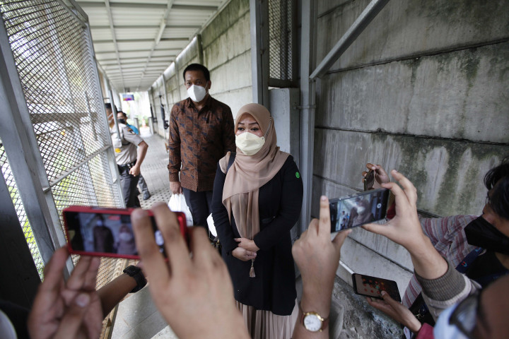 Kakak kandung Bupati nonaktif Penajam Paser Utara Abdul Gafur Mas'ud, Yuliana Mas'ud, merespons perkara dugaan suap yang menjerat keluarganya. Yuliana menyebut Gafur korban politik Partai Demokrat.