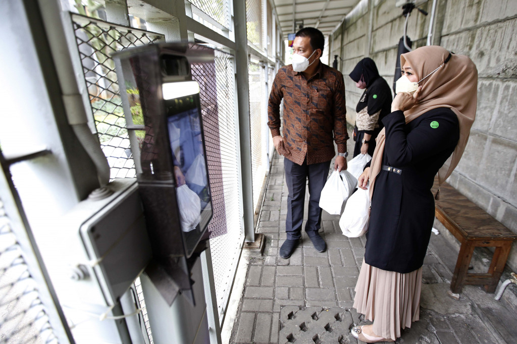 Kakak kandung Bupati nonaktif Penajam Paser Utara Abdul Gafur Mas'ud, Yuliana Mas'ud, merespons perkara dugaan suap yang menjerat keluarganya. Yuliana menyebut Gafur korban politik Partai Demokrat.