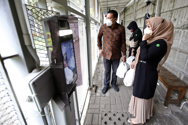 Kakak kandung Bupati nonaktif Penajam Paser Utara Abdul Gafur Mas'ud, Yuliana Mas'ud, merespons perkara dugaan suap yang menjerat keluarganya. Yuliana menyebut Gafur korban politik Partai Demokrat.