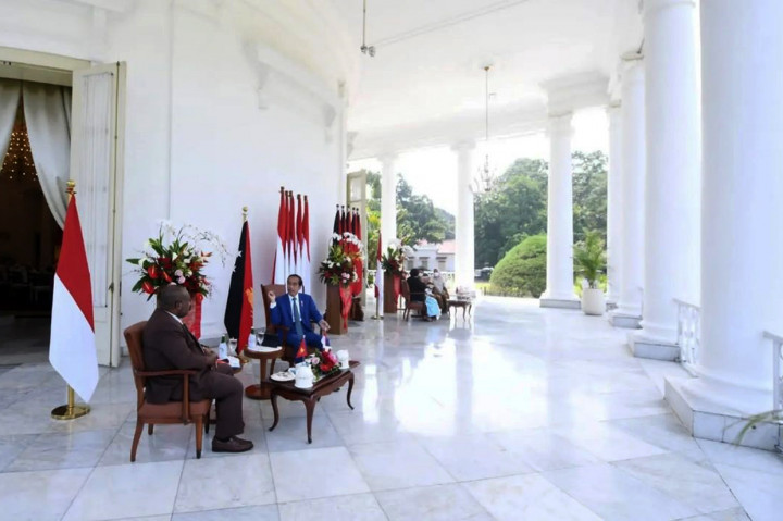 Selanjutnya, Presiden Jokowi dan PM James Marape melakukan pertemuan tatap muka, sementara Iriana Joko Widodo menjamu Rachael Marape dengan kegiatan morning tea di ruangan terpisah.