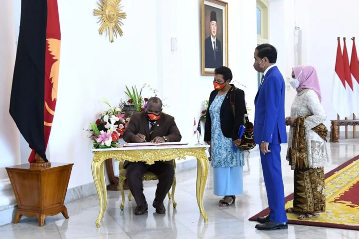 Presiden Joko Widodo didampingi Ibu Negara Iriana Jokowi menerima kunjungan resmi Perdana Menteri (PM) Papua Nugini James Marape beserta Ibu Rachael Marape, di Istana Kepresidenan Bogor, Jawa Barat, Kamis, 31 Maret 2022, pagi.