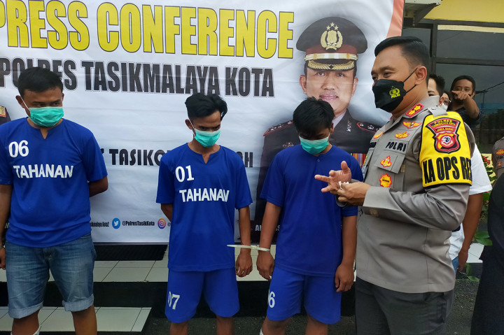 Aparat Polsek Indihiang Kota Tasikmalaya berhasil menggulung sindikat pencurian kendaraan bermotor. Polisi mengamankan 4 orang tersangka dalam kasus ini.