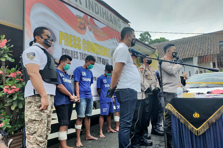 Tiga orang diantaranya terpaksa dihadiahi timah panas oleh polisi. Kakinya ditembak karena berusaha kabur.