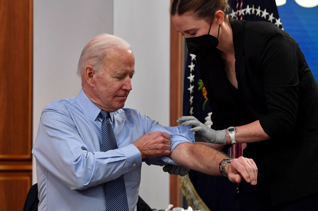 Presiden Amerika Serikat, Joe Biden, merina suntikan booster kedua atau dosis keempat vaksin Covid-19 pada Rabu, 30 Maret 2022. Dalam booster kedua ini, Biden kembali menggunakan vaksin Pfizer.