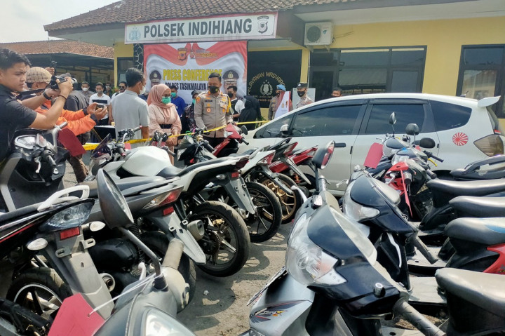 Aparat Polsek Indihiang Kota Tasikmalaya berhasil menggulung sindikat pencurian kendaraan bermotor. Polisi mengamankan 4 orang tersangka dalam kasus ini.