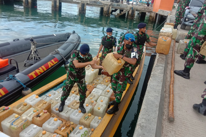 Pangkalan TNI Angkatan Laut (Lanal) Labuan Bajo, menangkap kapal yang memuat 279 jeriken minyak, tanah diduga ilegal di perairan Labuan Bajo, tepat di sekitar Gua Rangko, Kecamatan Boleng, Kamis, 31 Maret 2022.