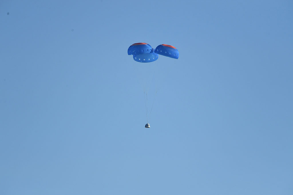 Penumpang melepaskan dan menikmati beberapa menit tanpa bobot, menikmati keagungan Bumi sebelum kapsul memasuki kembali atmosfer, meluncur dan melayang ke permukaan untuk kemudian mendarat di gurun.