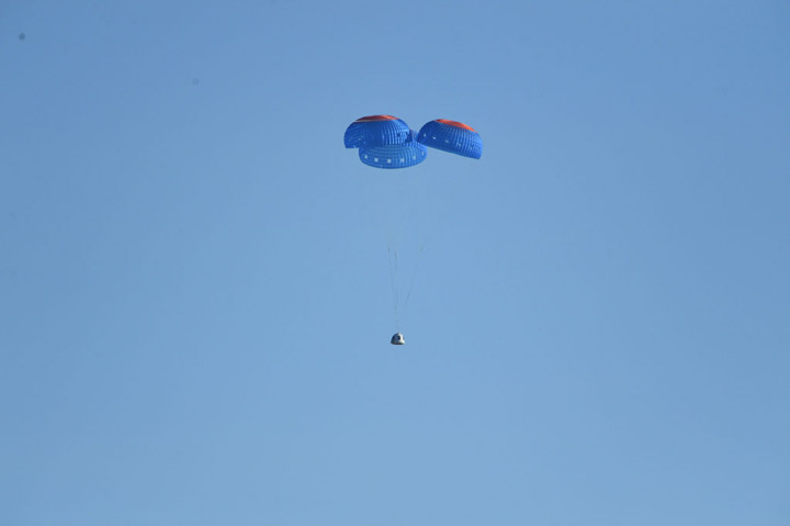 Penumpang melepaskan dan menikmati beberapa menit tanpa bobot, menikmati keagungan Bumi sebelum kapsul memasuki kembali atmosfer, meluncur dan melayang ke permukaan untuk kemudian mendarat di gurun.