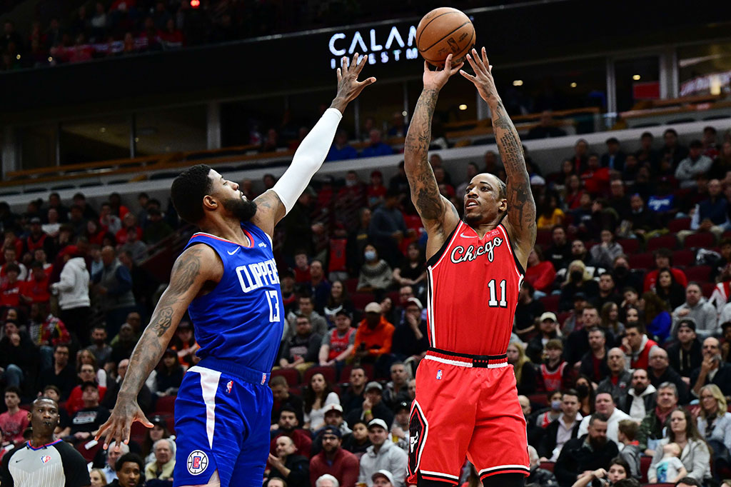 DeMar DeRozan memborong 50 poin untuk membawa Chicago Bulls menundukkan Los Angeles Clippers 135-130 dalam pertandingan NBA yang berlanjut ke waktu tambahan atau overtime di United Center, Illinois, Jumat, 1 April 2022 WIB.
