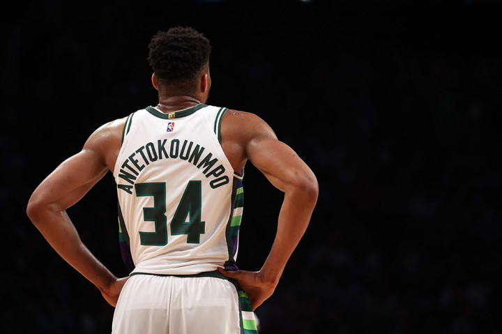 Giannis Antetokounmpo resmi melampaui rekor Kareen Abdul-Jabbar sebagai top skor sepanjang masa Milwaukee Bucks saat klub tersebut menang 120-119 atas Brooklyn Nets di New York, Jumat, 1 April 2022 WIB.
