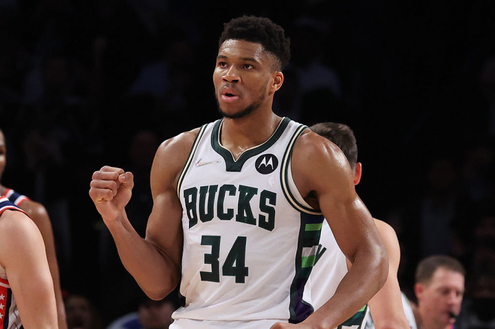 Bintang asal Yunani itu resmi mendongkel Abdul-Jabbar dari puncak top skor Bucks sepanjang masa ketika melesakkan tembakan tiga angka pada sisa waktu 18,7 detik kuarter keempat.