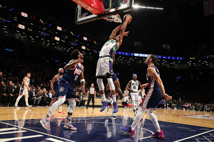 Musim lalu, Antetokounmpo meraih cincin juara NBA pertamanya, sekaligus mengakhiri paceklik gelar Bucks selama 47 tahun. Secara individual, gelar juara NBA itu dikawinkan oleh Antetokounmpo dengan penghargaan pribadinya sebagai Pemain Terbaik (MVP) Final.