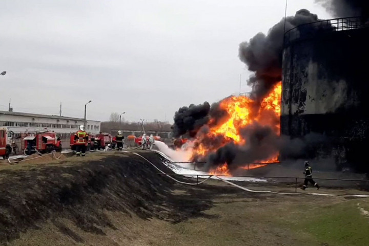 Rosneft, yang memiliki fasilitas itu, mengatakan kepada kantor berita Rusia bahwa mereka telah mengevakuasi staf dari tempat kejadian.