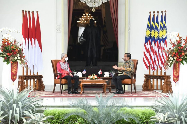 Setelah itu, kedua pimpinan negara berjalan ke veranda belakang untuk melaksanakan pertemuan tatap muka.