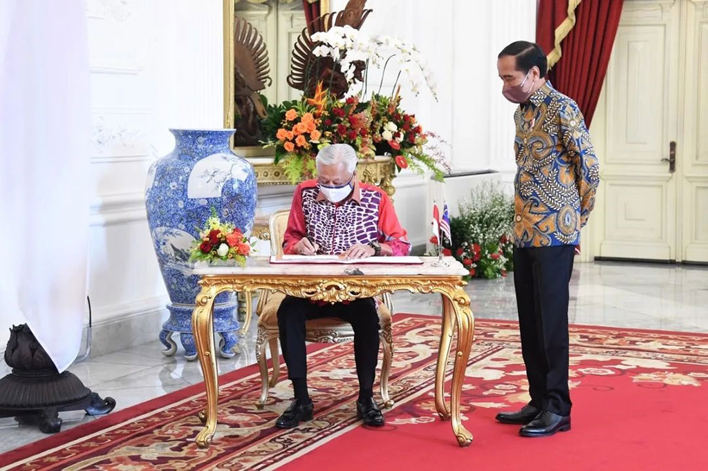 PM Malaysia tengah mengisi buku tamu.