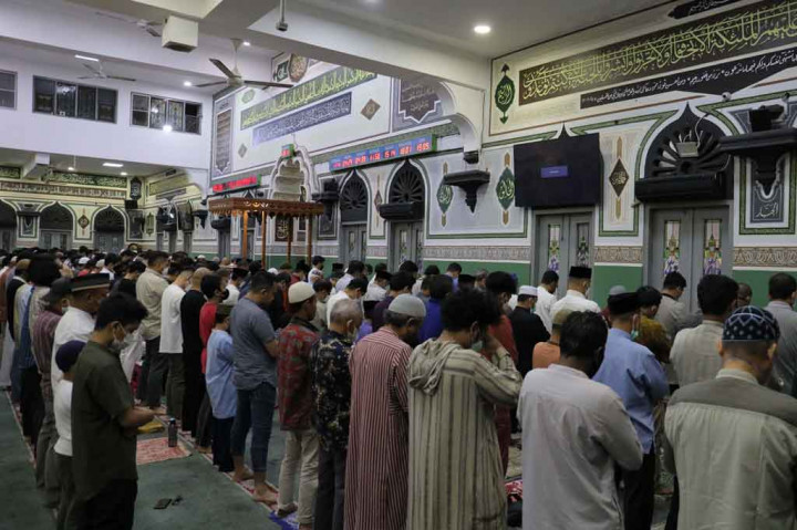 Umat muslim melaksanaan ibadah salat tarawih di Masjid Agung Al-Azhar, Jakarta, Jumat, 1 April 2022.