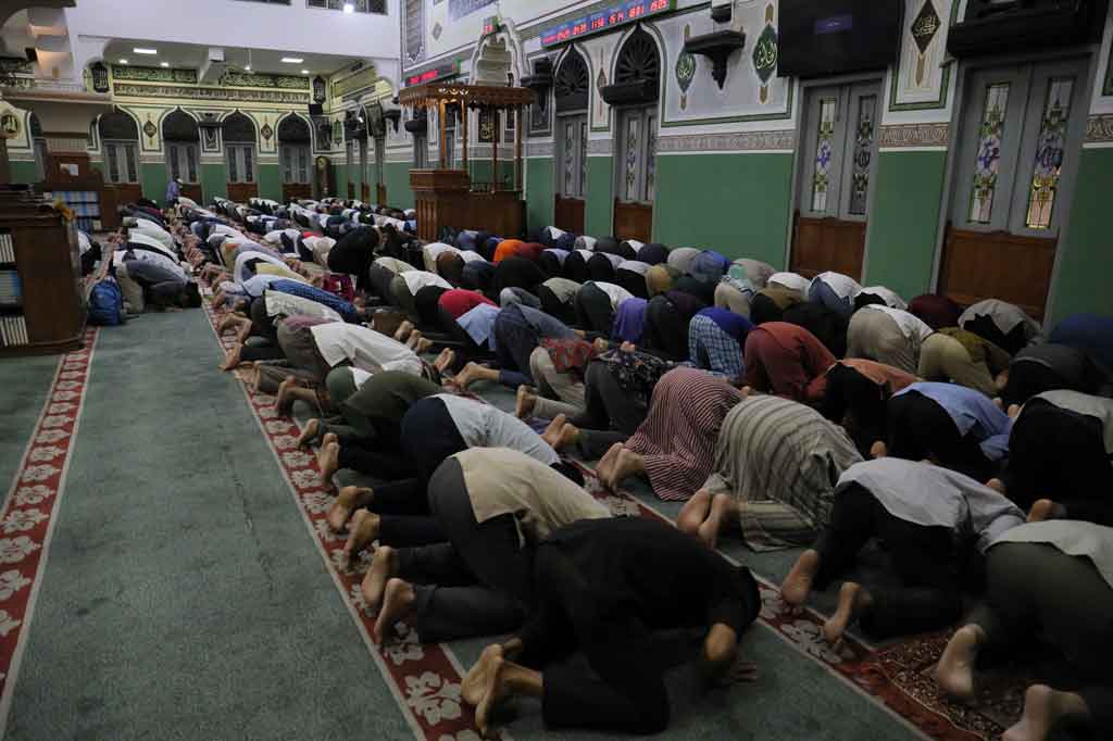 Masjid Agung Al-Azhar, Jakarta menggelar salat tarawih perdana pada Jumat, 1 April 2022 malam. 