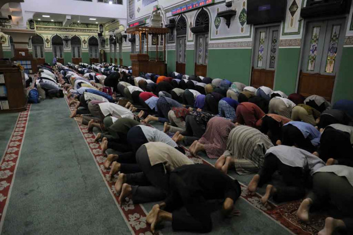 Masjid Agung Al-Azhar, Jakarta menggelar salat tarawih perdana pada Jumat, 1 April 2022 malam. 