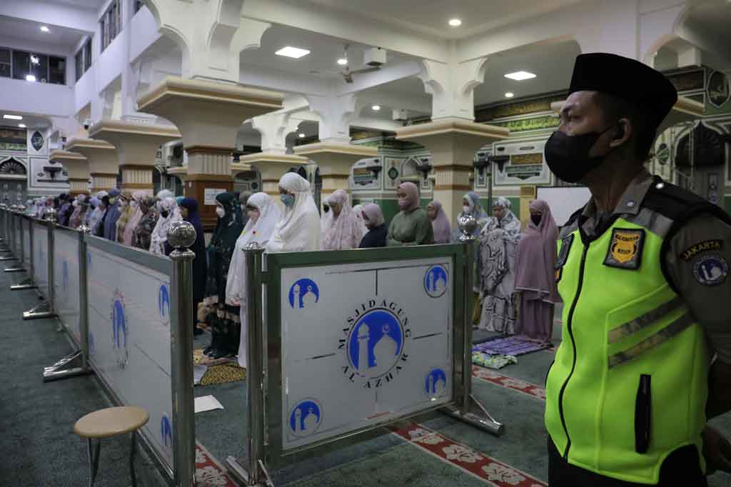 Sebagian umat muslim yang mengikuti ketetapan Muhammadiyah telah mulai melaksanaan salat tarawih pada malam ini, dan melaksanaan ibadah puasa Ramadan 1443 H pada Sabtu, 2 April 2022. Sementara Pemerintah telah menetapan 1 Ramadan 1443 H jatuh pada hari Minggu 3 April 2022