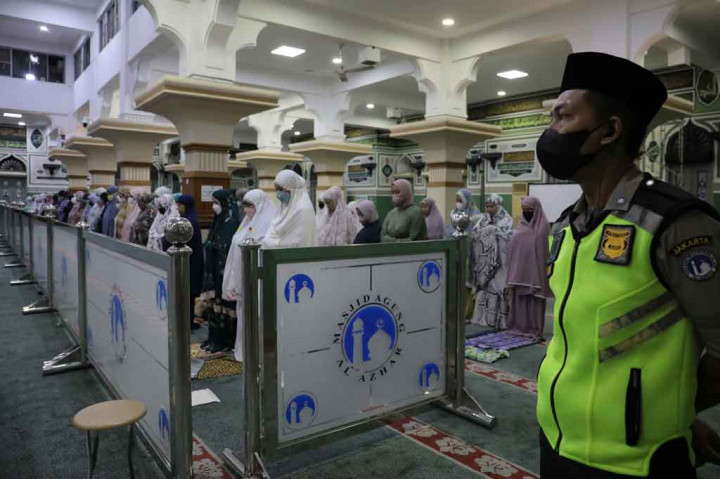 Sebagian umat muslim yang mengikuti ketetapan Muhammadiyah telah mulai melaksanaan salat tarawih pada malam ini, dan melaksanaan ibadah puasa Ramadan 1443 H pada Sabtu, 2 April 2022. Sementara Pemerintah telah menetapan 1 Ramadan 1443 H jatuh pada hari Minggu 3 April 2022