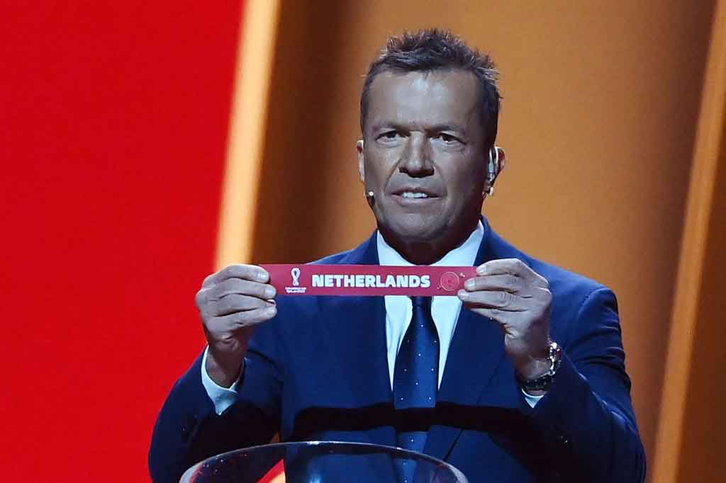 Mantan pemain timnas Jerman Lothar Matthaus melakukan pengundian fase grup putaran final Piala Dunia Qatar 2022 di Doha Exhibition and Convention Center, Jumat, 1 April 2022 waktu setempat.