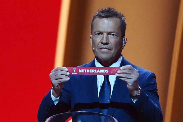 Mantan pemain timnas Jerman Lothar Matthaus melakukan pengundian fase grup putaran final Piala Dunia Qatar 2022 di Doha Exhibition and Convention Center, Jumat, 1 April 2022 waktu setempat.