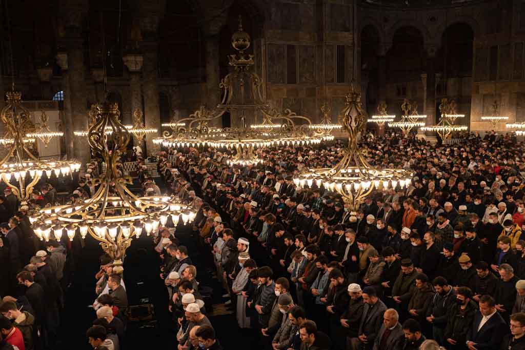 Umat Muslim melakukan salat Tarawih di Masjid Agung Hagia Sophia di Istanbul, pada Jumat, 1 April 2022, malam hari pertama bulan suci Ramadan.