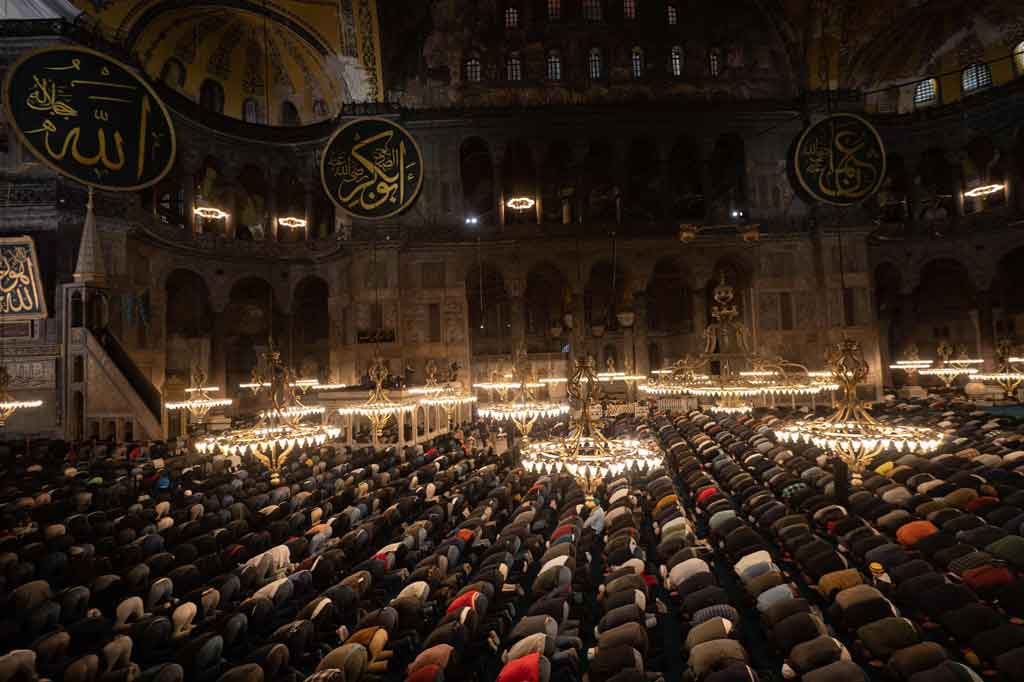 Salat Tarawih selama Ramadan kembali digelar di Masjid Hagia Sophia, Istanbul, Turki. Hal ini dilakukan untuk pertama kalinya dalam 88 tahun terakhir.