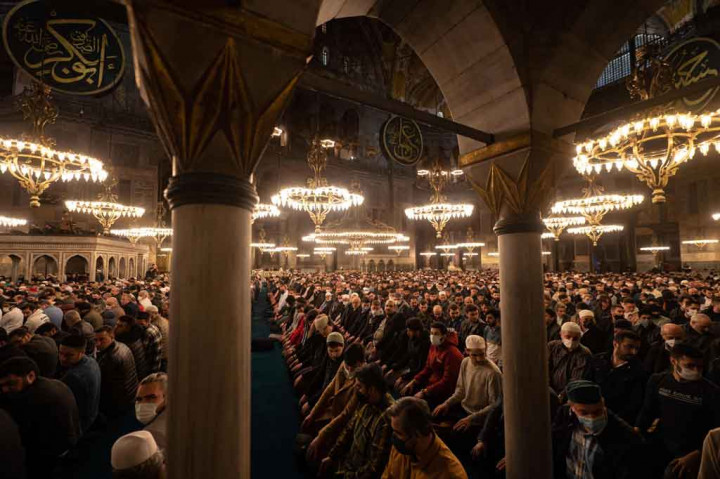 Setelah kekaiaran Ottoman menaklukkan Constantinopel (yang saat ini bernama Istanbul) pada 1453, Hagia Sophia diubah menjadi masjid, sebelum kemudian beralih fungsi menjadi museum pada 1935 setelah Republik Turki yang sekuler berdiri pada 1923.