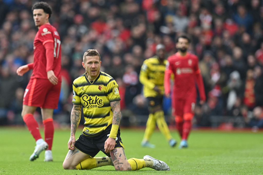 Juraj Kucka berkesempatan membuka keunggulan Watford pada menit ke-22 saat menerima umpan terobosan dari Joao Pedro. Sayang tembakannya masih bisa dimentahkan kiper Alisson Becker.