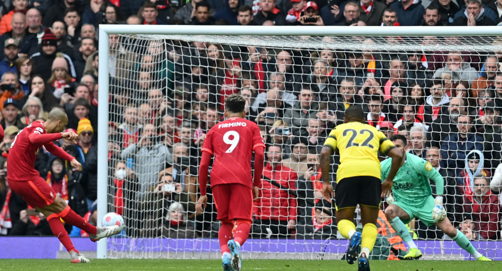 The Reds akhirnya mengunci kemenangan mereka melalui tendangan 12 pas Fabinho pada menit ke-89, setelah wasit Stuart Attwell meninjau tayangan ulang atas insiden yang melibatkan Kucka dan Jota di kotak penalti Watford dalam situasi sepak pojok.