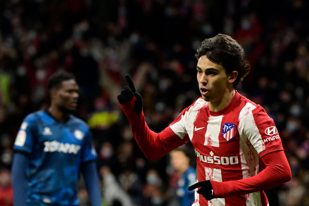 Joao Felix melakukan selebrasi usai mencetak gol ke gawang Alaves.