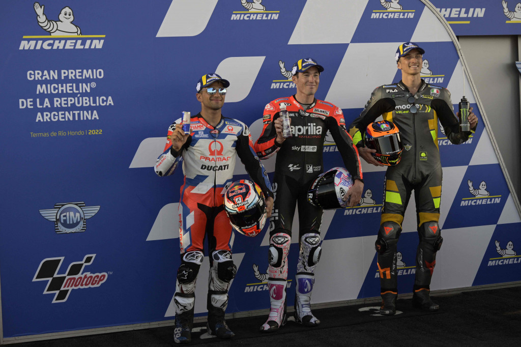 Aleix Espargaro akan ditemani Jorge Martin (Pramac Racing) dan Luca Marini (Mooney VR46 Team) di baris depan start MotoGP Argentina 2022.  