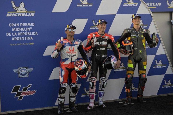 Aleix Espargaro akan ditemani Jorge Martin (Pramac Racing) dan Luca Marini (Mooney VR46 Team) di baris depan start MotoGP Argentina 2022.  