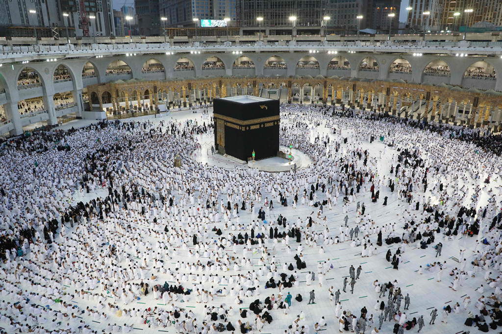 Suasana pelaksanaan salat tarawih di Masjidil Haram berlangsung khidmat tanpa adanya prosedur jaga jarak.