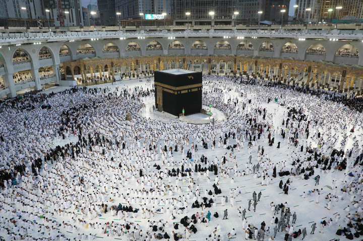 Suasana pelaksanaan salat tarawih di Masjidil Haram berlangsung khidmat tanpa adanya prosedur jaga jarak.