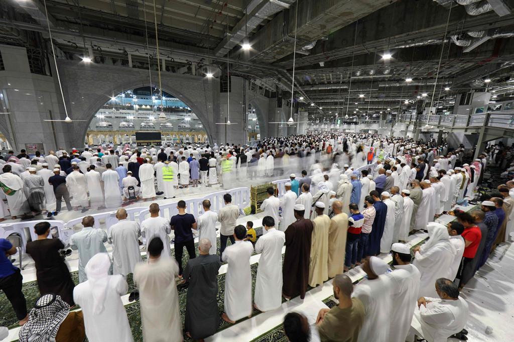Tampak jemaah yang mengikuti salat tarawih cukup banyak. Sebagian masih memakai masker dan sebagian lagi tidak. 