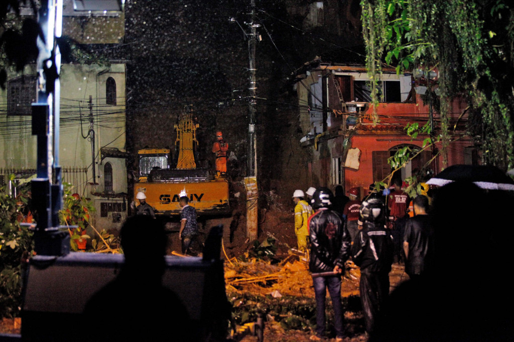 Bencana itu menewaskan sedikitnya 8 orang termasuk 6 anak-anak dan menyebabkan 13 orang hilang.