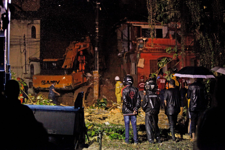 Hujan deras memicu banjir bandang dan tanah longsor di seluruh negara bagian Rio de Janeiro, Brasil.