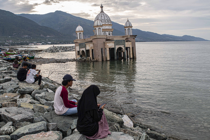 Pantai Teluk Palu yang merupakan lokasi eks tsunami 28 September 2018 menjadi salah satu pilihan tempat ngabuburit masyarakat setempat di bulan Ramadan sembari menikmati pemandangan sore.