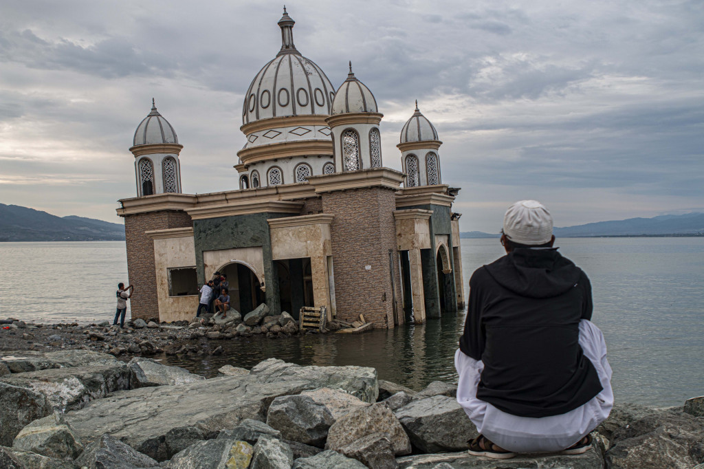 Di sana, pengunjung rata-rata berswafoto bersama keluarga dengan latar eks Masjid Terapung. Bangunan yang masih berdiri meski sempat tersapu tsunami Palu itu merupakan saksi bisu bencana kelam yang sempat meluluhlantakan Kota Palu.