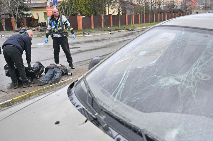 Wali Kota Bucha, Anatoliy Fedoruk, mengatakan bahwa pihaknya telah mengubur 280 orang di sebuah kuburan massal. Dari total tersebut, dua di antaranya adalah perempuan dan bocah berusia 14 tahun.
