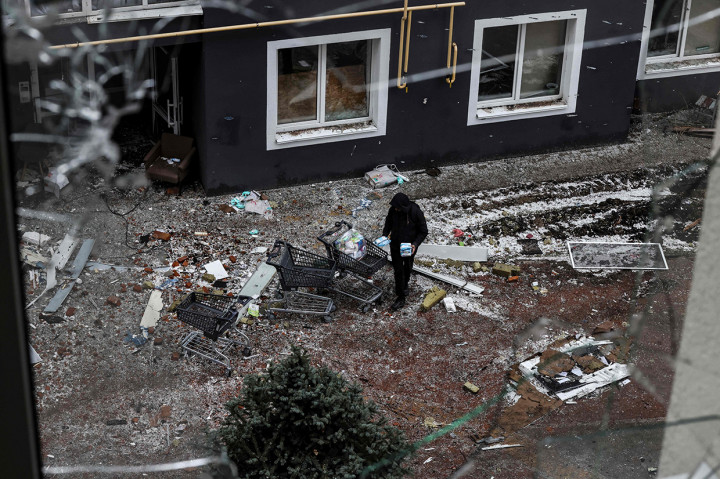 Kementerian Pertahanan Ukraina mengatakan bahwa pasukannya telah berhasil merebut kembali seluruh wilayah Kiev dari pasukan Rusia. Namun pihak kementerian juga mengingatkan masyarakat sipil bahwa Rusia mungkin telah meninggalkan banyak ranjau darat di wilayah Kiev dan area lainnya.