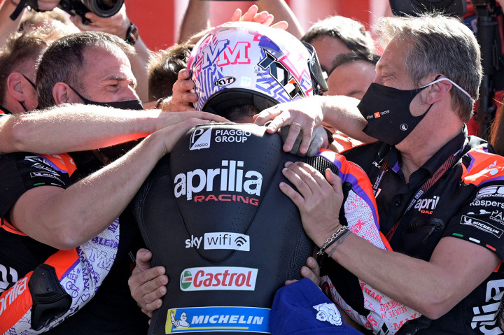 Kemenangan bersejarah Espargaro membuatnya melesat ke puncak klasemen, situasi yang sulit dibayangkan di awal musim.